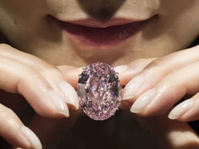 Diamant Pink Star, preden so ga na dražbi prodali za rekordnih 71,2 milijona dolarjev. / Foto: Getty Images