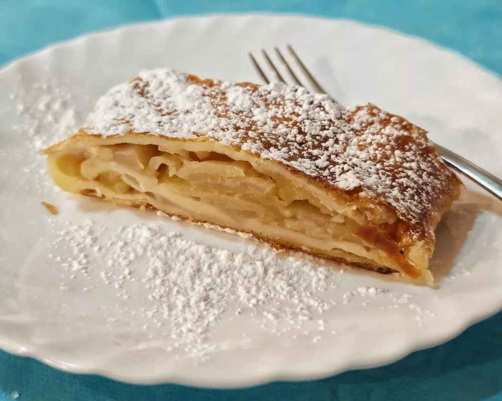 Jabolčni &scaron;trudel / Foto: Miha First