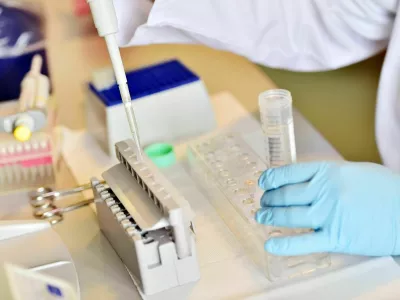 analiza DNK v laboratoriju