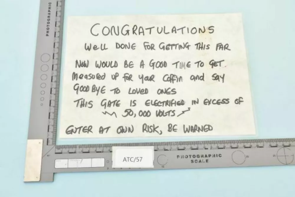 Policistom je po hi&scaron;i pustil več sporočil, v enem jim je čestital, da so se prebili tako daleč. A jim svetoval, naj zaradi lastne varnosti odnehajo ali pa si izberejo krsto in se poslovijo od bližnjih. 