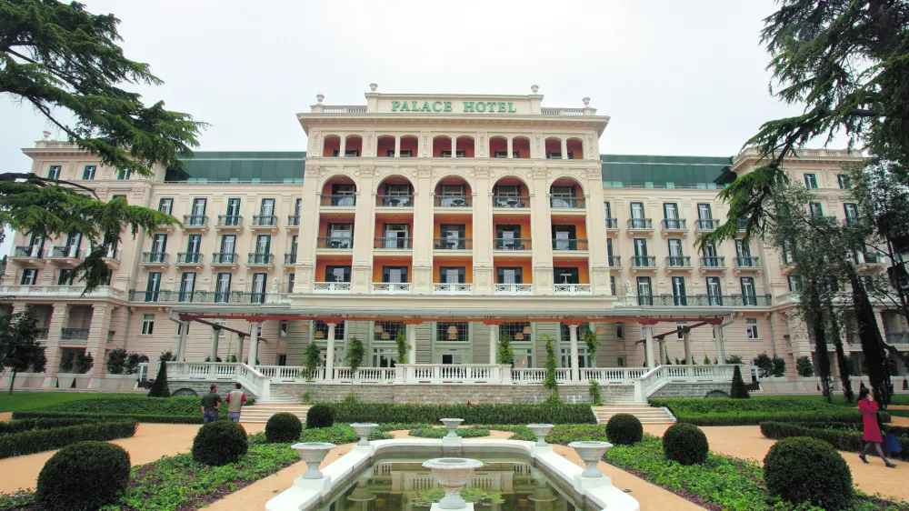 - Hotel Kempinski Palace Portorož - prvi luksuzni hotel v Sloveniji s 185 prestižnimi sobami in suitami bo združil najbolj&scaron;o turistično in zdravili&scaron;ko tradicijo Portoroža s ponudbo sodobnih luksuznih hotelov. - vstop verige Krepinski - Družba Istrabenz hoteli Portorož je z mednarodno hotelsko verigo Kempinski podpisala 20-letno pogodbo o upravljanju hotela Palace v Portorožu- Hotel Palace se bo v verigi Kempinski, katere zgodovina sega v leto 1897, pridružil 60 hotelom v 21 državah po vsem svetu z več kot 12.000 sobami in apartmaji, stavba   //: FOTO: Jaka AdamičOPOMBA: ZA OBJAVO V ČASOPISU DNEVNIK