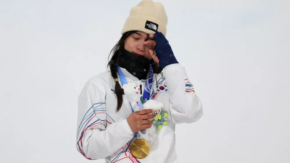 Milano Cortina 2026 Olympics - Snowboard - Women's Snowboard Halfpipe Victory Ceremony - Livigno Snow Park, Livigno, Italy - February 12, 2026. Gold medallist Gaon Choi of South Korea reacts on the podium after winning the Women's Snowboard Halfpipe. REUTERS/Hannah Mckay