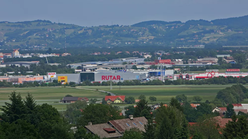 Selitev podjetij v tujino: Bolj kot za resne grožnje gre za pritisk na politične stranke