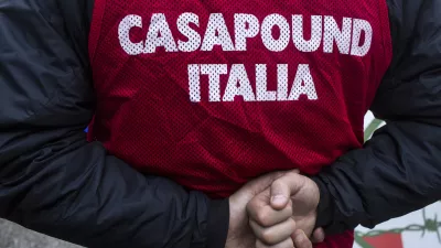 - povorka neofašistov po goriških ulicah - Italijanska neofašistična skupina CasaPound  - 23.05.2015 Gorica - Fašistični in antifašistični shod ob 100. obletnici vstopa Italije v 1. svetovno vojno pod geslom "Nekateri Italijani se ne predajo!", da bi slavili vojno ter smrti milijonov izkoristili za lastno promocijo - italijansko fašistično gibanje Casa Pound izvedlo shod v Gorici in drugi protifašistični antimilitaristični shod kot odgovor na shod fašističnega gibanja v organizaciji deželnega protifašističnega laboratorija kot miroljubno protimanifestacijo - zborovanje - prtestni shod - nacionalne demonstracije - manifestacija //FOTO: Jaka Gasar