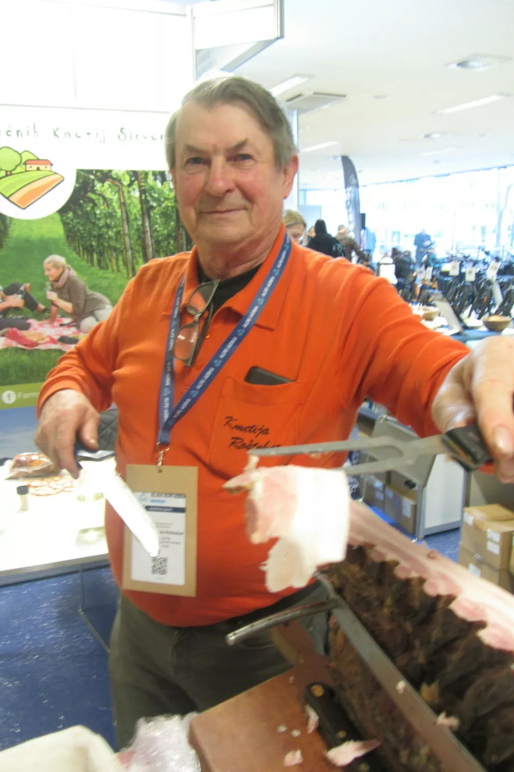 Jože Ro&scaron;tohar, neustavljivi promotor svojih suhomesnatih izdelkov, njegova &scaron;pehovka je pravzaprav zdravilo, leto&scaron;nja najdalj&scaron;a pa meri kar dva metra.