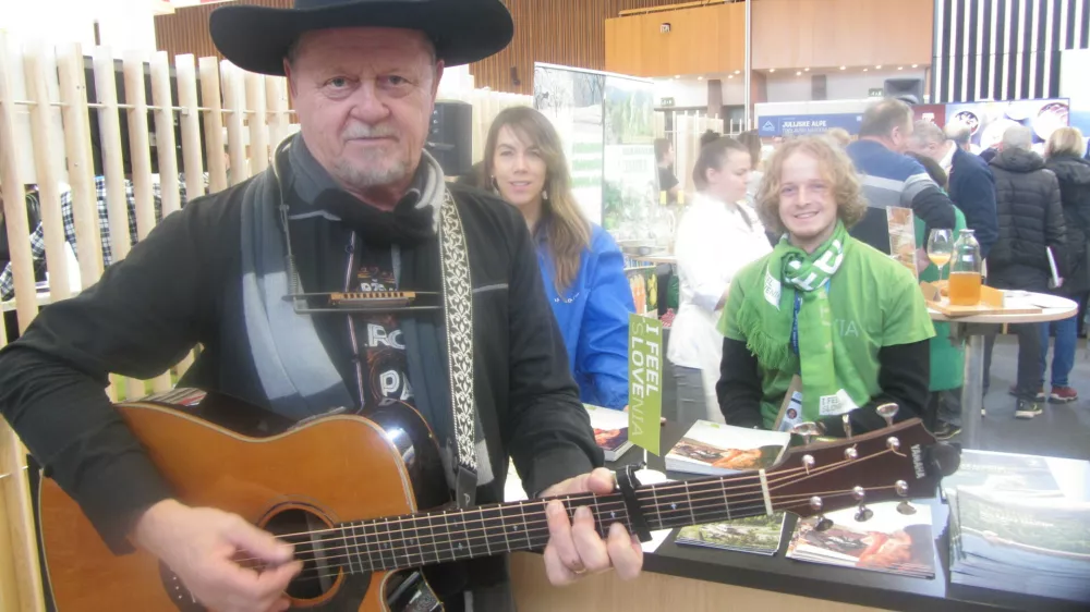 Milan Kamnik, koro&scaron;ki kantautor, je predstavitev Koro&scaron;ke oplemenitil s svojimi originalnimi pesmimi. Tako je Koro&scaron;ka ko&scaron;ta pri&scaron;la &scaron;e bolj do izraza, in med drugimi jedmi je &scaron;e posebej grela r'pičeva župa skuhana v Gostilni Lečnik, postregel jo je Andraž, mladi birt stare gostilne v centru Raven na Koro&scaron;kem. 