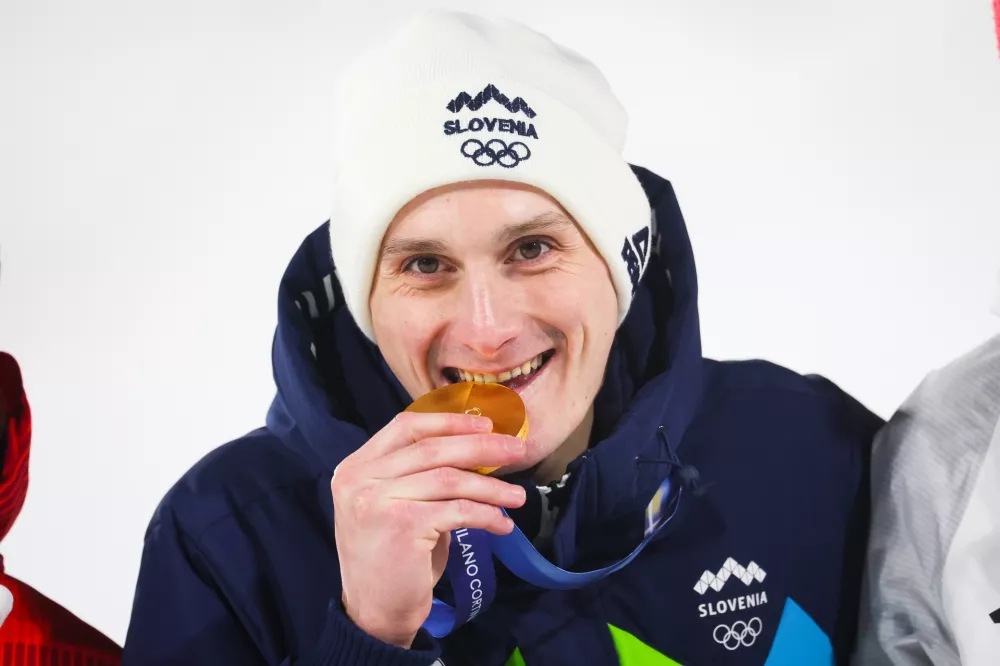 Italija, Predazzo.Zimske olimpijske igre 2026.Smucarski skoki, velika skakalnica, moski.Olimpijski prvak na veliki skakalnici Domen Prevc. / Foto: Matej Druznik/sta