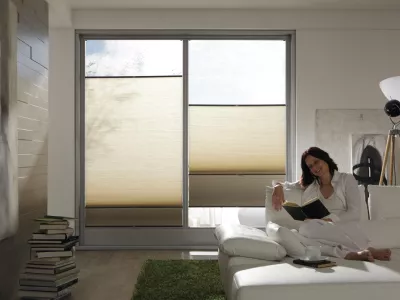 To vam lahko uspe z NOTRANJO OKENSKO DEKORACIJO. Naj bodo roloji, Plise ali Duette&reg; senčila. S premi&scaron;ljeno izbiro barve in sistema upravljanja pridobite ne le senčilo, temveč tudi lep kos okenske dekoracije.ROLOJI so na trgu že mnogo let, marsikdo bi se vpra&scaron;al, kaj je tu lahko novega?Res težko, pa kljub vsemu. Vsako leto se izbolj&scaron;ujejo mehanizmi za upravljanje; enostavne PVC materiale izpodrivajo kovinski detajli, tkanine so bolje obdelane in imajo tako dalj&scaron;o življenjsko dobo.V povezavi z bogato izbiro tkanin dobimo izjemen izdelek, gladkih enostavnih linij, zelo priljubljeno v moderni arhitekturi.Poseben tip roloja se imenuje DUO ROLO.Po sistemu delovanja in montaže oz. umestitve v prostor je zelo podoben klasičnemu prostovisečemu roloju, posebnost je tkanina, ki je razdeljena na popolnoma transparentne in na netransparentne pasove. Ker blago teče dvoplastno, imamo omogočeno popolno ali le delno zasenčitev. PLISE ZAVESE odlikuje izjemna praktičnost, enostavnost, hkrati pa izjemna dekorativnost in kvaliteta senčenja. Upravljanje je ročno, posebnost pliseja je, da je ta hip edino senčilo, ki ga lahko odpiramo od spodaj navzgor. To je pogosto dobrodo&scaron;lo v kuhinjah, da je pogled na funkcionalne povr&scaron;ine zastrt, pogled skozi zgornji del steklene povr&scaron;ine pa ostaja odprt. Poleg tega so pliseji idealna re&scaron;itev za okna nepravilnih oblik, tako trikotnih, trapezoidnih, kot polokroglih.DUETTE&reg; senčila spadajo v družino plise senčil. Razlika, ki je pravzaprav najpomembnej&scaron;a, je ta, da je tkanina Duette&reg; tkana kot satovje, torej dvojna. To prina&scaron;a nekaj dobrodo&scaron;lih lastnosti. Senčila Duette&reg; pozimi v prostoru prihranijo do 12 %energije. Poleti &scaron;čitijo pred soncem, topel zrak tako ostane med senčilom ter steklom in se na tak način prostor manj segreva. Hkrati nudijo dodatno zvočno izolacijo. v