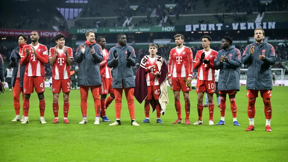Soccer Football - Bundesliga - Werder Bremen v Bayern Munich - Weserstadion, Bremen, Germany - February 14, 2026 Bayern Munich players applaud fans after the match REUTERS/Fabian Bimmer DFL REGULATIONS PROHIBIT ANY USE OF PHOTOGRAPHS AS IMAGE SEQUENCES AND/OR QUASI-VIDEO.