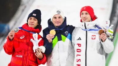 Italija, Predazzo.Zimske olimpijske igre 2026.Smucarski skoki, velika skakalnica, moski.Prejemniki medalj Ren Nikaido, Domen Prevc in Kacper Tomasiak.
