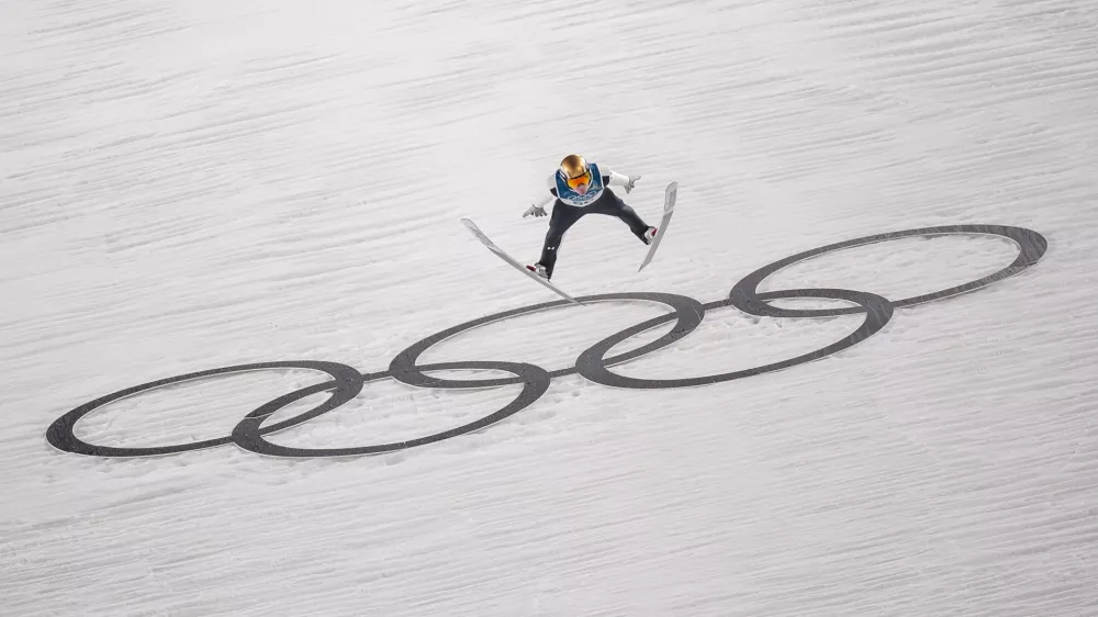 Domen Prevc, of Slovenia, soars through the air during his first round jump of the ski jumping men's large hill individual at the 2026 Winter Olympics, in Predazzo, Italy, Saturday, Feb. 14, 2026. (AP Photo/Matthias Schrader) / Foto: Matthias Schrader