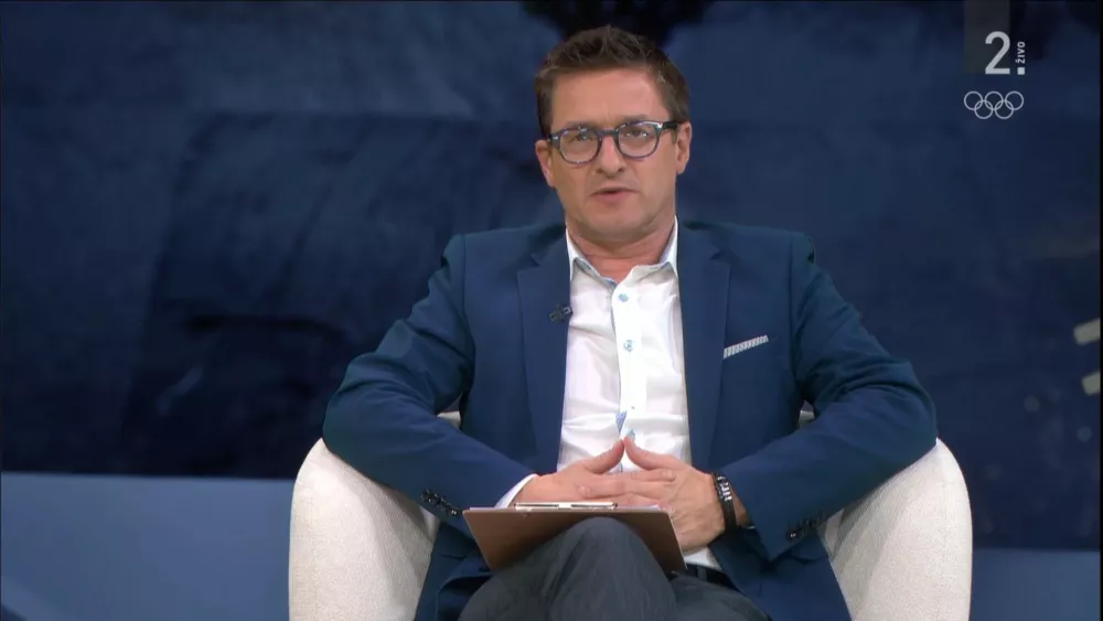 Si predstavljate, da bi komentatorji pokazali, kako dobro znajo skakati oni? / Foto: Zajem Zaslona/tv Slovenija