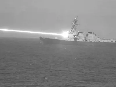 Sistemi oddajajo visokokoncentriran snop energije s svetlobno hitrostjo. Vir: ameri&scaron;ka mornarica