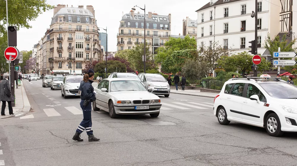 V Parizu se radi spravijo nad avtomobile.
