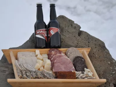 Pivo hvalur 2 je zvarjeno iz klasičnih pivskih sestavin, posebnost pa je dodatek v obliki kitovih testisov, ki so bili predhodno soljeni in dimljeni nad posu&scaron;enimi ovčjimi iztrebki, kar naj bi pivu dodalo edinstven dimljen in rahlo mesnat okus. F Stedji Brewery 