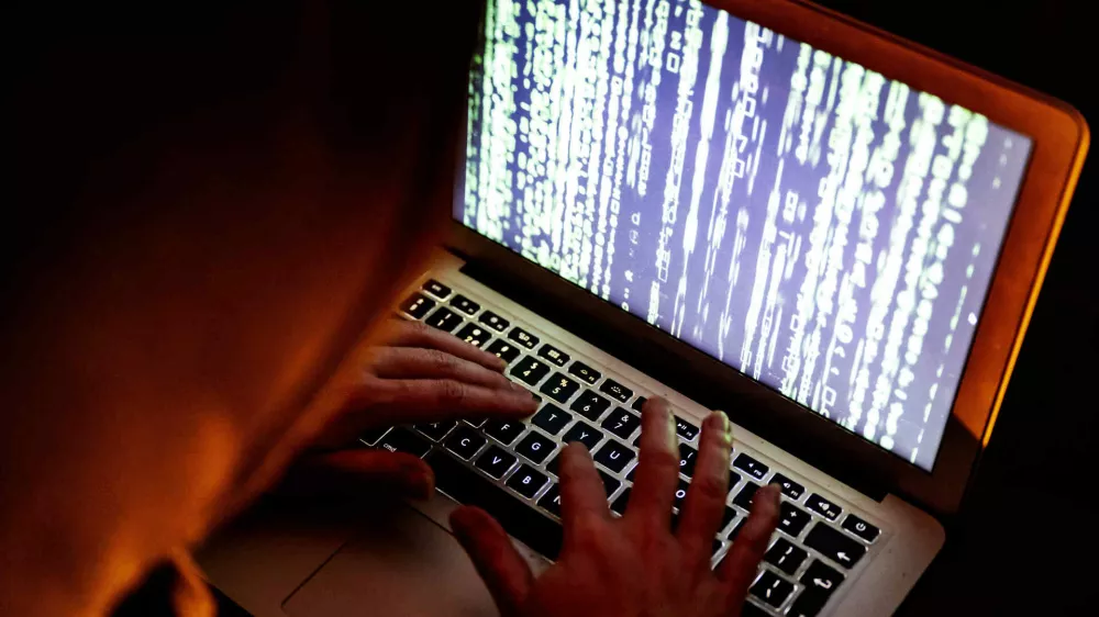 Tuja manipulacija z informacijami in vme&scaron;avanje v na&scaron;o politiko