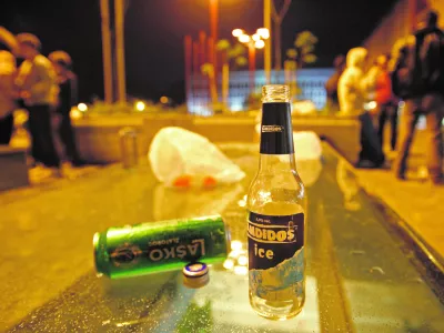 mladina pije alkohol v parkumladina, alkohol, pijača/// FOTO: MATEJ POV&Scaron;EOPOMBA: SAMO ZA OBJAVO V ČASOPISU DNEVNIK