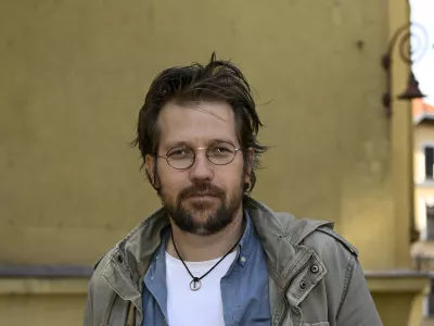 - 03.05.2022 - Ja&scaron;a Jenull, gledali&scaron;ki režiser in aktivist, umetni&scaron;ki vodja mednarodne skupine THIRD HAND, član Protestne ljudske skup&scaron;čine na petkovih kolesarskih protestih proti vladi Janeza Jan&scaron;e //FOTO: Nik Erik Neubauer