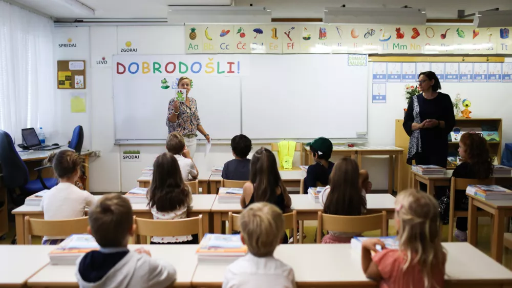 - prvo&scaron;olčki- Osnovna &scaron;ola O&Scaron; Vič, Abramova ulica 26 v Ljubljani - 01.09.2022 - Prvi &scaron;olski dan v novem &scaron;olskem letu 2022/23 &ndash; novo &scaron;olsko leto za 194.562 osnovno&scaron;olcev med njimi 20.797 prvo&scaron;olcev in okrog 79.000 dijakov &ndash; prvo&scaron;olci - osnovno&scaron;olci - &scaron;olstvo //FOTO: Bojan Velikonja