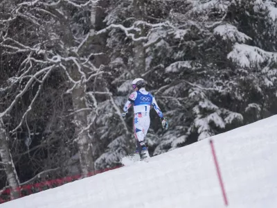 Italija, Bormio.Zimske olimpijske igre 2026.Alpsko smucanje, slalom, moski.Vodilni s prve proge, Norvezan Atle Lie McGrath, je po odstopu razocaran odkorakal proti gozdu.