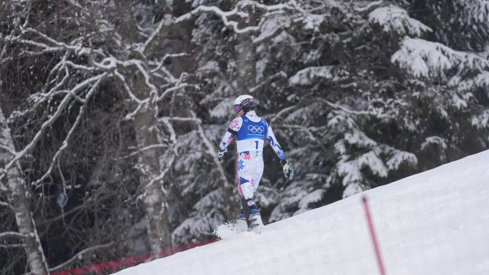 Italija, Bormio.Zimske olimpijske igre 2026.Alpsko smucanje, slalom, moski.Vodilni s prve proge, Norvezan Atle Lie McGrath, je po odstopu razocaran odkorakal proti gozdu.