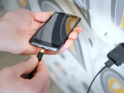 Bodimo pametni pri polnjenju telefona. / Foto: Istock