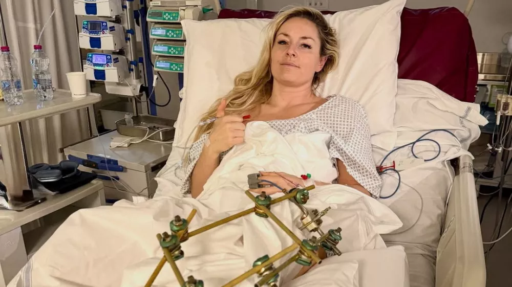U.S. skier Lindsey Vonn lies in a hospital bed, after she crashed during the Women's Downhill, in Treviso, Italy, in this picture obtained from social media on February 11, 2026. @lindseyvonn via Instagram/via REUTERS THIS IMAGE HAS BEEN SUPPLIED BY A THIRD PARTY. MANDATORY CREDIT. NO RESALES. NO ARCHIVES.