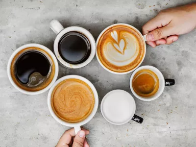 Directly Above Shot Of Hands Holding Coffee Cups On Table / Foto: Eyeem Mobile Gmbh