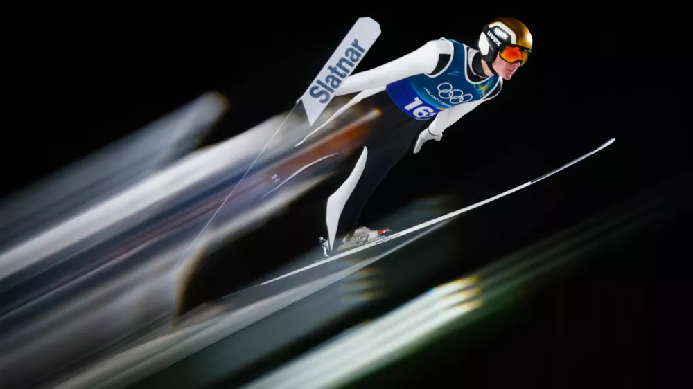 Italija, Predazzo.Zimske olimpijske igre 2026.Smucarski skoki, velika skakalnica, superekipna tekma moskih dvojic.Slovenski skakalec Domen Prevc.