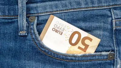 Bankovec, ki nas lahko re&scaron;i iz zadrege. / Foto: Istock