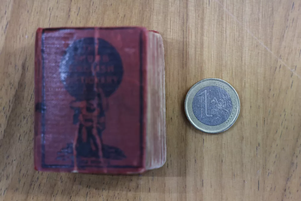 Fascinantne male stvarce: Miniaturne knjige, ki so jih kupovali za srečo