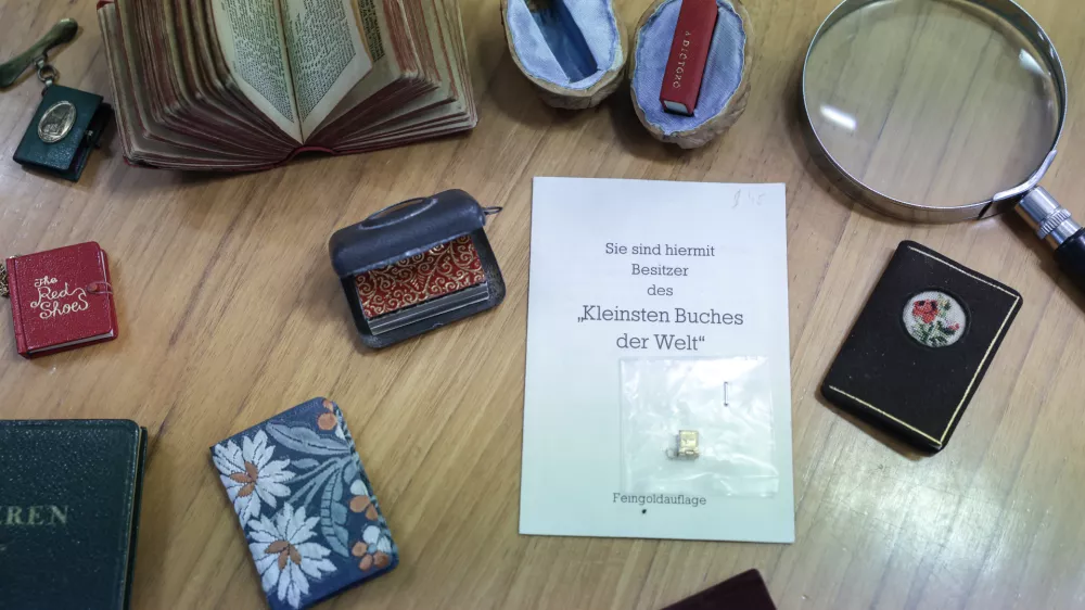 Fascinantne male stvarce: Miniaturne knjige, ki so jih kupovali za srečo