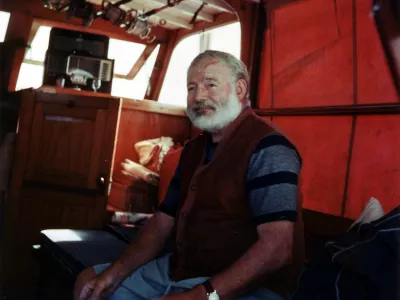 Ameri&scaron;ki pisatelj Ernest Hemingway na svoji jahti okoli leta 1950 na Kubi / Foto: Wikipedija