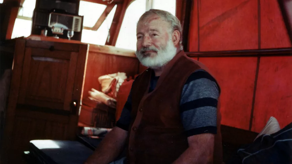 Ameri&scaron;ki pisatelj Ernest Hemingway na svoji jahti okoli leta 1950 na Kubi / Foto: Wikipedija