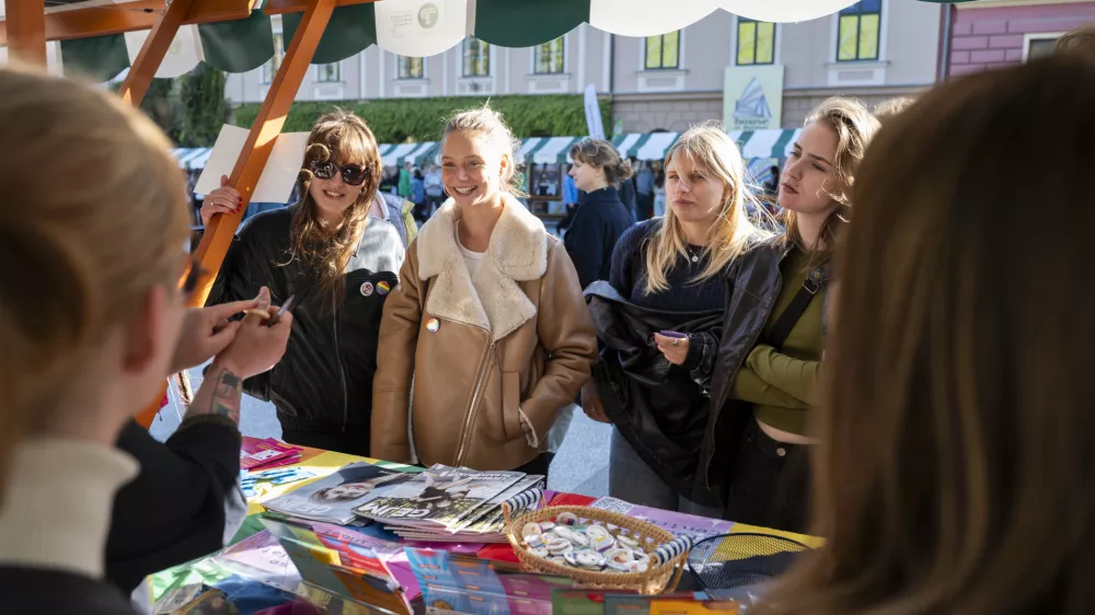 &scaron;tudentispolnostspolna vzgojavarna spolnost01.10.2025 - tradicionalni Pozdrav brucem, ki ga pripravlja Univerza v Ljubljani skupaj s &Scaron;tudentskim svetom Univerze v LjubljaniFOTO: Nik Erik Neubauer