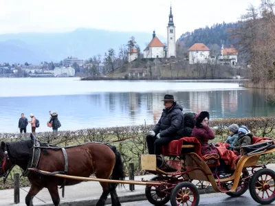 - 21.12.2025 - Božič, Bled, Blejsko jezero - turisti//FOTO: Jaka Gasar