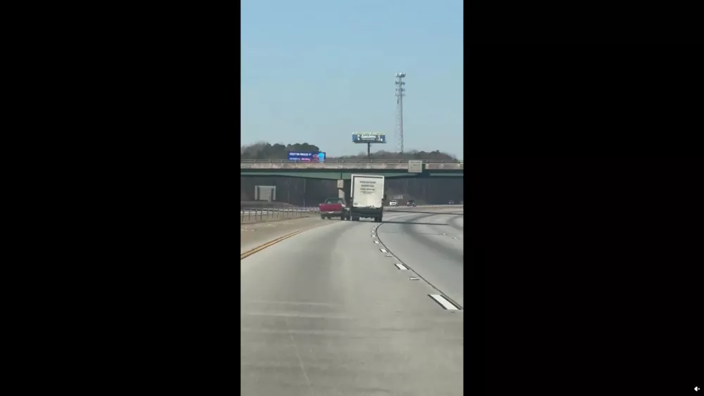 Voznika sta med vožnjo večkrat zavila eden proti drugemu. / Foto: Zajem Zaslona/reddit