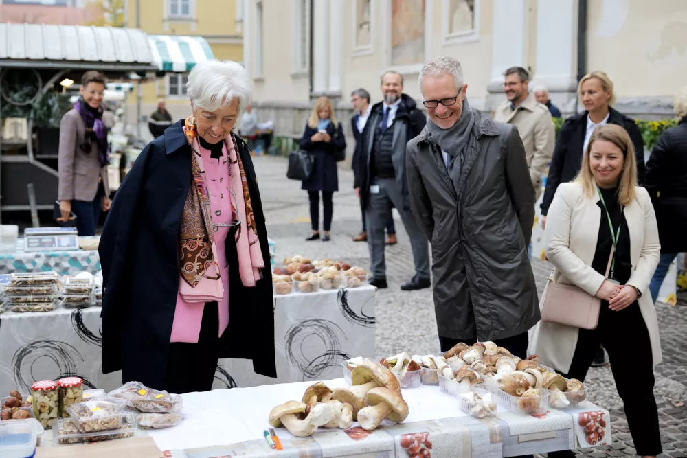 Ljubljana.Spremljevalni program v okviru monetarne seje sveta ECB.Sprehod predstavnikov Evropske centralne banke (ECB) in Banke Slovenije (BS) po centru Ljubljane, ob robu seje sveta ECB.Predsednica ECB Christine Lagarde in guverner BS Bostjan Vasle.