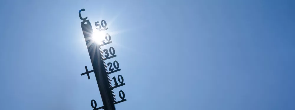 Hot weather, global climate change concept - Heat wave / Summer heat temperature celsius background banner long - Thermometer blue sky and sun rays / Foto: Corri Seizinger