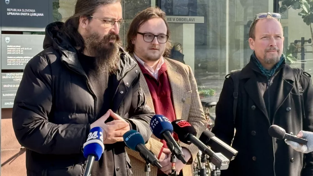 Ljubljana, pred Upravno enoto Bezigrad.Novinarska konferenca Piratov ob vlaganju list za drzavnozborske volitve.Predsednik stranke Pirati Jasmin Feratovic.