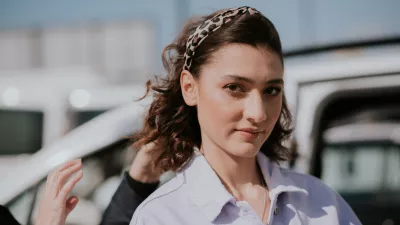 blagovna znamka Mass leto praznuje 30 let in tudi v čast tej obletnici je pod taktirko režiserja Sa&scaron;e Hessa nastal televizijski oglas, ki je prava pa&scaron;a za oči in u&scaron;esa. Za glasbeno podlago sta poskrbela producent Martin &Scaron;tibernik in Zala Djuric, ki je odpela priredbo uspe&scaron;nice "These Boots Are Made for Walkin."Na kaj vse pomislimo ob besedi Mass? Obutev, v trendu, moda, spro&scaron;čeno, elegantno, slovensko, sezone, zabava, lepota, gibanje, čevlji, korak, izbira &hellip; Vse na&scaron;teto je tudi rdeča nit oglasa, ki je pod izku&scaron;eno režisersko taktriko Sa&scaron;e Hessa lepe in sončne marčevske nedelje nastajal na različnih lokacijah na Reki in v Opatiji. Izbira lokacij v Kvarnerskem zalivu ni bila naključje, saj je blagovna znamka tudi močno povezana s Hrva&scaron;ko, kjer je kupcem na voljo raznolika in bogata ponudba obutve v 26-ih trgovinah po vsej državi. Poleg trgovin po Sloveniji in na Hrva&scaron;kem, pa so pri Massu pred kratkim odprli tudi spletno trgovino. Seveda se v spotu vse vrti okoli obutve in modelov kolekcije pomlad/poletje, ki že polni prodajne police trgovin Mass. Koreografija, ki jo je sestavil priznani plesni strokovnjak Dario &Scaron;egovič, se je osredotočila na čevlje in noge in je prava pa&scaron;a za oči. Izvrstno je ujel duh blagovne znamke Mass, moderni in trendi stajlingi pa bodo zagotovo navdih za marsikatero modno kombinacijo. Estetika režiserja Hessa, ki je oglas tudi konceptualno zasnoval, je tista, ki bo ljubiteljem obutve zagotovo pospe&scaron;ila utrip, s svojo mladostno energijo pa so svoje dodali tudi nastopajoči. Pri Massu so se tokrat odločili, da bodo namesto modelov nastopili mladi in nadarjeni slovenski plesalci Ana Vičič, Sara Ple&scaron;ko, Nik Kidrič, Ale&scaron; Ivanu&scaron;a, gimnastičarka Lara Neme&scaron; in pevka in igralka Zala Djuric. Zala je posnela tudi glasbeno podlago za oglas, priredbo uspe&scaron;nice "These Boots Are Made for Walkin", ki pa so jo samo za Mass malo priredili. Namesto "boots" namreč Zala v oglasu zapoje "shoes", nastala pa je v sodelovanju s producentom Martinom &Scaron;tibernikom. 