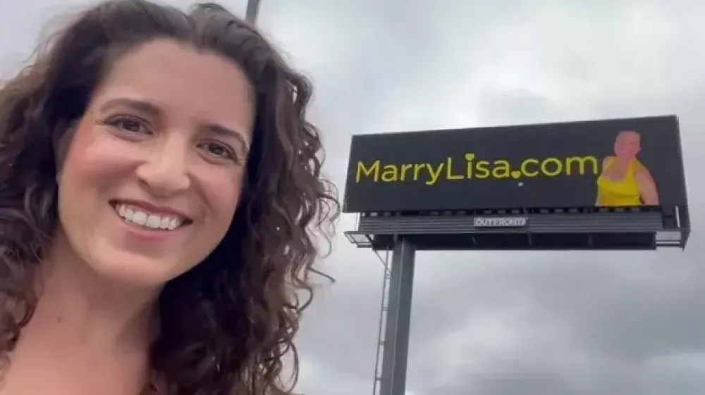 Lisa Catalano ljubezen i&scaron;če prek jumbo plakatov in oglasov.