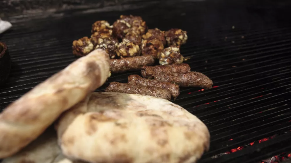 - 07.12.2015 - Gostilna Dubočica - Zalo&scaron;ka cesta 31 v Ljubljani - specialitete srbske kuhinje - jedi iz žara - ro&scaron;tilj - žar - čevapčiči - lepinja //FOTO: Luka Cjuha. / Foto: Luka Cjuha