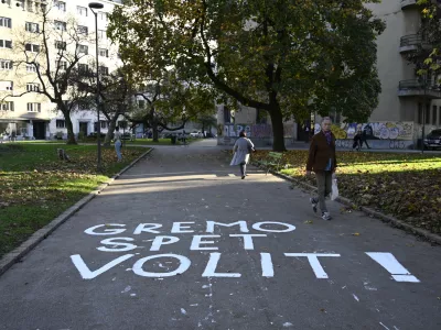  - simbolična fotografija - - 08.11.2022 &ndash; Predsedni&scaron;ke in lokalne volitve 2022 - napis na cesti Gremo spet volit. //FOTO: Nik Erik Neubauer