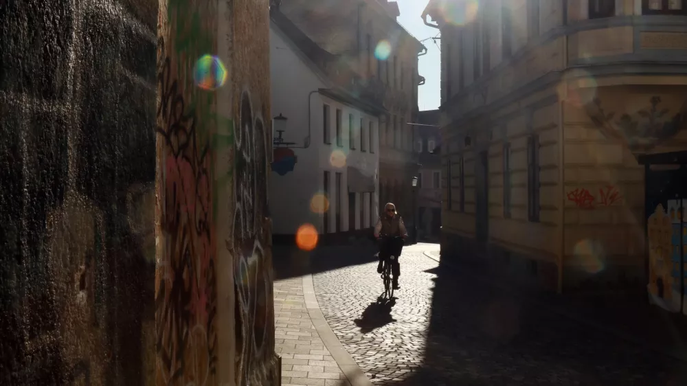 18.02.2026 - simbolična fotografija- kolesar, stara LjubljanaFoto: Tomaž Skale / Foto: Tomaž Skale