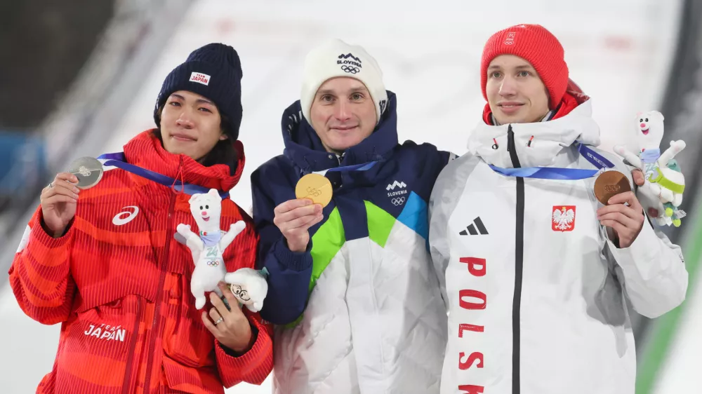 Italija, Predazzo.Zimske olimpijske igre 2026.Smucarski skoki, velika skakalnica, moski.Prejemniki medalj Ren Nikaido, Domen Prevc in Kacper Tomasiak.