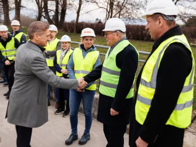 Domzale, Vir pri Domzalah.Obisk vlade v Osrednjeslovenski regiji.Predsednik vlade RS Robert Golob na ogledu sanacije mostu cez Kamnisko Bistrico.