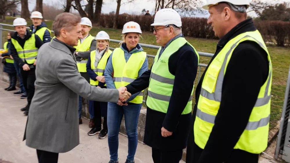 Domzale, Vir pri Domzalah.Obisk vlade v Osrednjeslovenski regiji.Predsednik vlade RS Robert Golob na ogledu sanacije mostu cez Kamnisko Bistrico.
