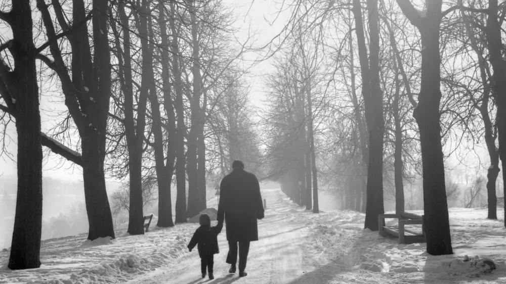 sprehod po parku / Foto: Marjan Ciglič, Hrani Muzej Novej&scaron;e In Sodobne Zgodovine Slovenije