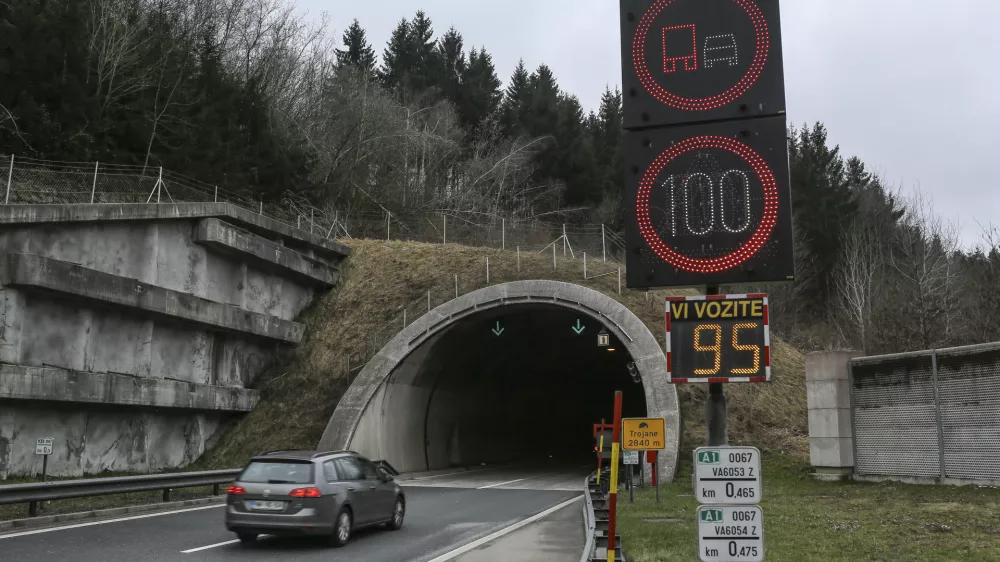 Sekcijsko merjenje hitrosti: testni sistem neustrezen, certifikata &scaron;e ni